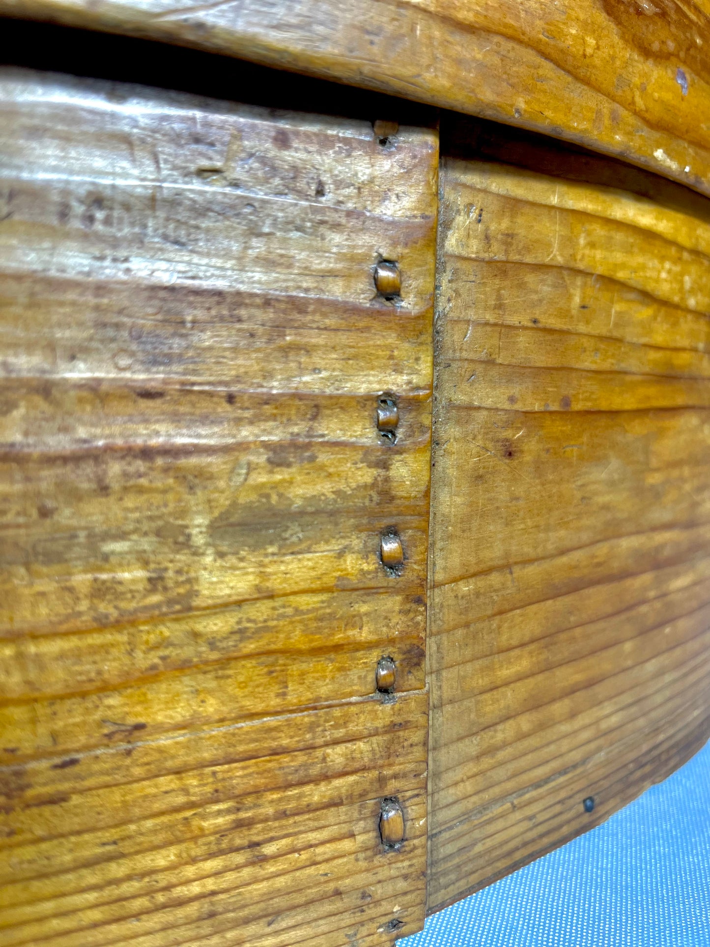 Boîte autochtone en bois, 19e siècle